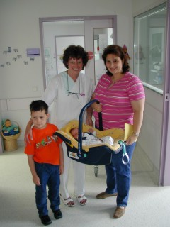 [Marie (four days old) with the nurses that took care of her, 28 June 2004]